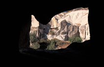 写真：奇岩住居の開口から外を見る