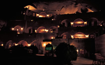 写真：岩肌をくり抜いてつくられたホテルの夜景