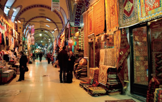写真：イスタンブール，グランドバザールの絨毯専門店