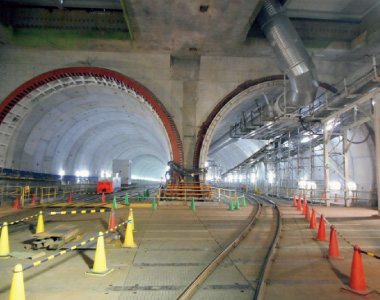 図版：離隔が1mに満たない超近接併設トンネルを施工した