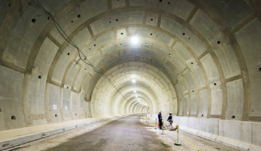 図版：構築が完了した本線トンネル坑内