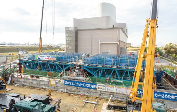 図版：浅香山立坑の地上の施工状況。背後は換気所の建物