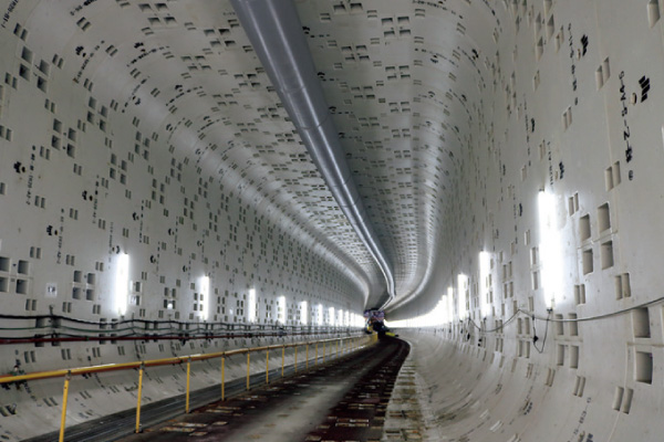 図版：シールドトンネル内部の状況（現場提供）