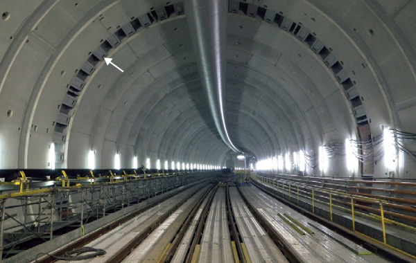 図版：損傷制御型鋼製セグメント（矢印のセグメント）を設置した本線トンネル（現場提供）