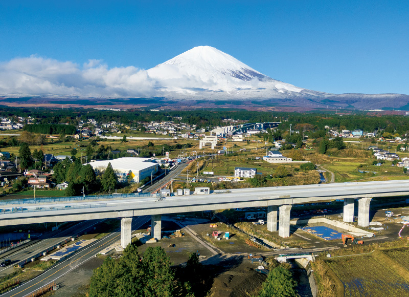図版：現場では毎朝，富士山に向かって朝礼を行う