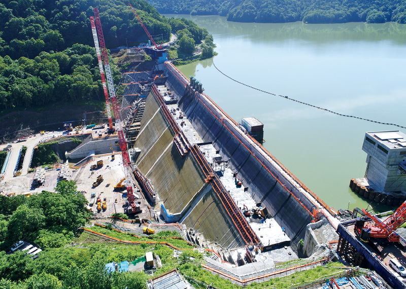 図版：大詰めを迎えている既存ダムの嵩上げ工事