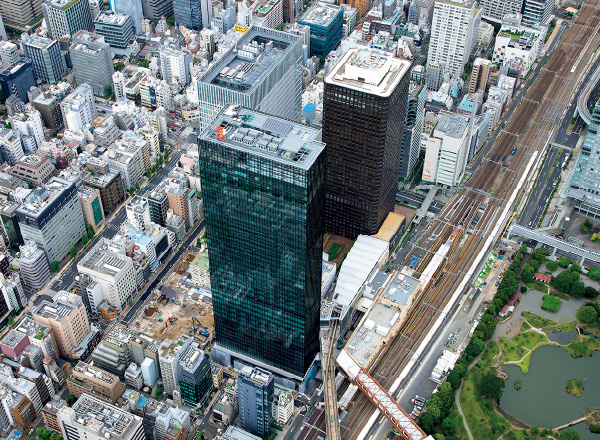 図版：浜松町駅周辺の様子 南館左がC地区（解体中）