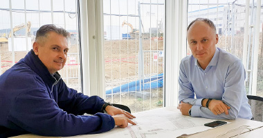 図版：（右）ジェルシュ・クロリコヴスキ現場所長（左）スラヴェック・シアックConstruction Manager