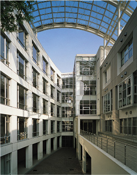 �J�����w�Z�̒����󂩂猩������