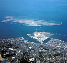 2005年に開催される愛知万博にあわせ工事が急ピッチで進む空港島（今年5月）