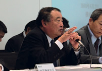 会議で訓示を述べる田代副社長の写真
