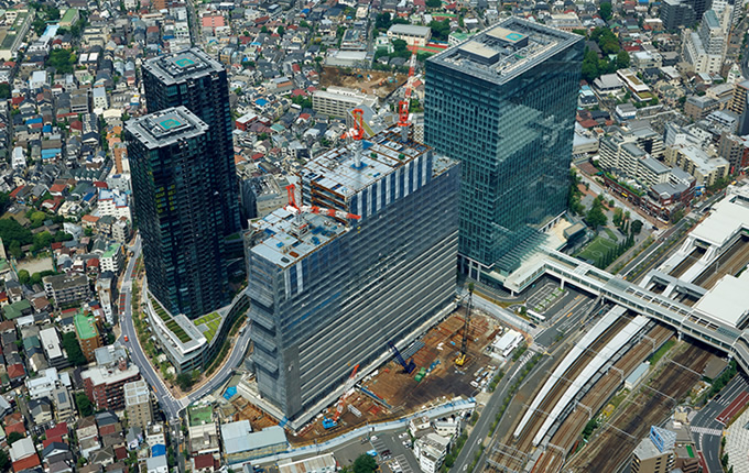 写真：計画地周辺鳥瞰。右側の超高層オフィスビルはシンクパークタワー，右手前はJR大崎駅（2010年5月時点） 