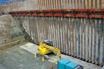 写真：アースアンカー施工により切梁のない山留壁を実現
