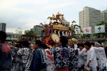 写真：夏祭りではお神輿が現場にも巡行する