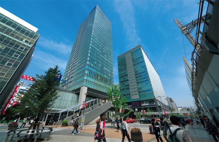 写真：東京都千代田区，JR秋葉原駅・電気街口から撮った広場の全景