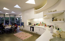写真：リビングとキッチンはつながっていて，プランの中心に位置することが多い。大きな開口から光が注ぐロンドンのセンターはリチャード・ロジャースらによる設計。白で統一された室内空間はザハ・ハディド設計によるファイフのセンター