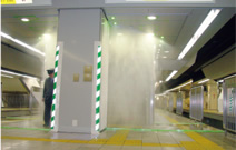 写真：京王線新宿駅プラットホームにも設置された