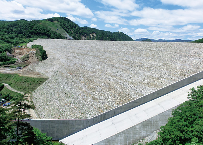 写真：胆沢ダム全景