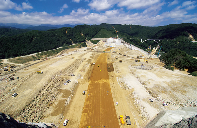 写真：堤体盛立の施工風景（2008年9月）［photo:西山芳一］