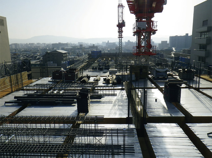 写真：新館の5階躯体工事時。西側から東の方向の京都中心部を望む（2012年3月現在）