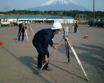 図版：測量は施工の基本です。当社は新入社員の集合研修などで測量実習を行っています（富士教育訓練センター）