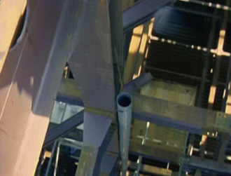 図版：霞が関ビルでは，下げ振りの風揺れ防止のためパイプを通して計測が行われました