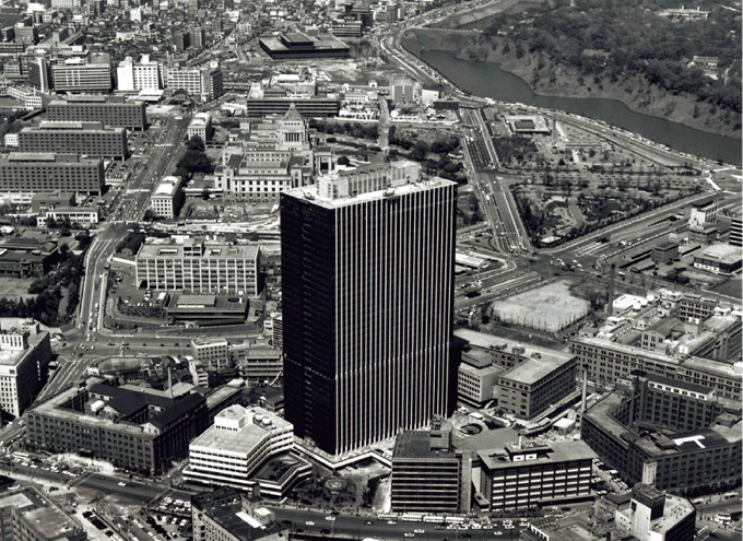 図版：竣工直後の霞が関ビルを上空から。当時国内には高さ31m以下のオフィスビルしかありませんでした