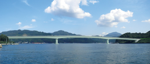 図版：「九島大橋」完成イメージ。宇和島市の坂下津地区（右側）と九島の蛤地区を結ぶ長さ468mの橋となる