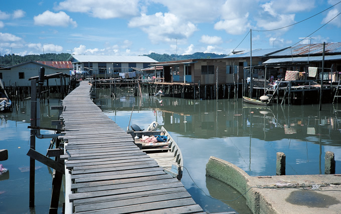 写真：水上住居の足元のつくりは簡単