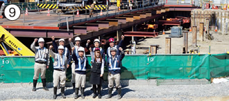 写真：女川町浦宿都市下水路復旧工事の現場と，工事を担当する職員