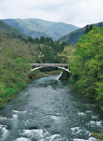 写真：「田子内橋」（秋田県雄勝郡東成瀬村）