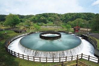 写真：「徳水園円筒分水工」（岩手県奥州市）図版：地図