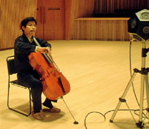 写真：軽井沢大賀ホールで試奏する古賀さん