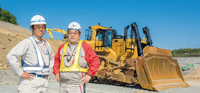 写真：小槻敏広工事課長代理（左）と山崎建設の貴嶋利憲さん