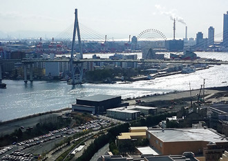 写真：大阪湾岸に建つライブホール