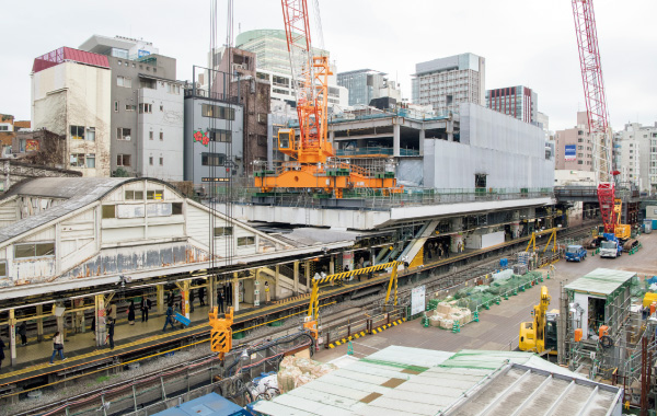 図版：聖橋から見た御茶ノ水駅と現場の様子（2019年3月）