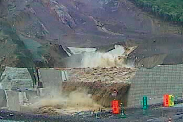 図版：2014年8月，台風11号による急激な越流水