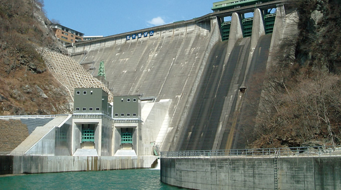 写真：鬼怒川上流に造られた五十里ダムは，堤高100mを超えた国内最初のダムで，その後のダム建設のモデルとなった。1.2km離れた川治ダムをトンネルで繋いで，水をやりとりしている 