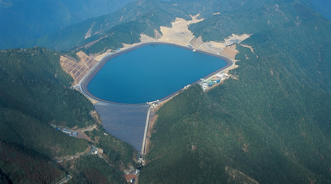 写真：九州電力小丸川発電所上部調整池。環境への配慮と電力需要のピーク時対策から，水を効率的に使用できる揚水式発電所用ダムの建設が進んだ 