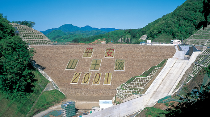 写真：山王海ダムは，旧ダムに被せる形で新たに下流側にロックフィルダムを嵩上げ構築。貯水量を約4倍にして農業用水などの需要増に対応した 