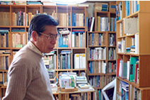 写真：古賀河川図書館は文学，歴史，経済，工事誌から児童書まで河川に関する図書を所蔵。「きれいな水の守り手となる子供たちにも利用して欲しい」と館長の古賀邦雄さん。蔵書はインターネット（http://koga.mymy.jp）でも検索できる。 