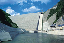 写真：奈良俣ダム（群馬県）。東洋一の堤体積（当時）をもつロックフィルダム 