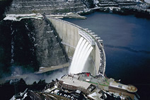 写真：温井ダム（広島県）。アーチ式ダムとしては黒部ダムに次ぐ堤高をもつ 