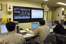 写真：設備管理室では24時間設備の運転監視が行われている