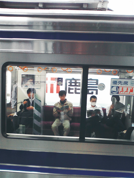 写真：電車越しの鹿島