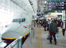 写真：運転再開でにぎわう東北新幹線・仙台駅ホーム