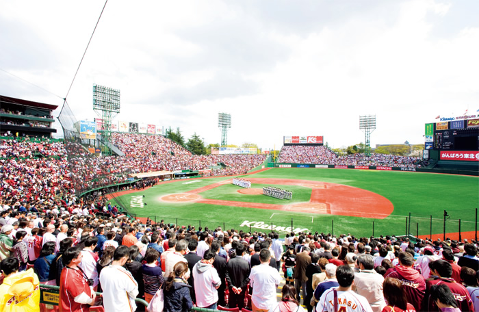 写真：4月29日，東北楽天ゴールデンイーグルス対オリックスバッファローズ戦。日本製紙クリネックススタジアム宮城（仙台市宮城野区）のスタンドは，地元での開幕戦を待ちわびた大勢のファンで溢れかえっていた。発災から50日。当社が復旧工事を行ったスタジアムでは，黙祷が捧げられ，選手と観客の思いは一つになった