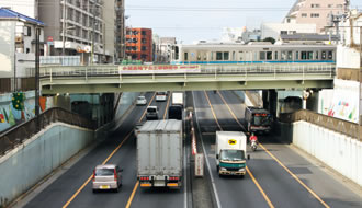 写真：環七通りをまたいで走る列車。工事完成で地下化される