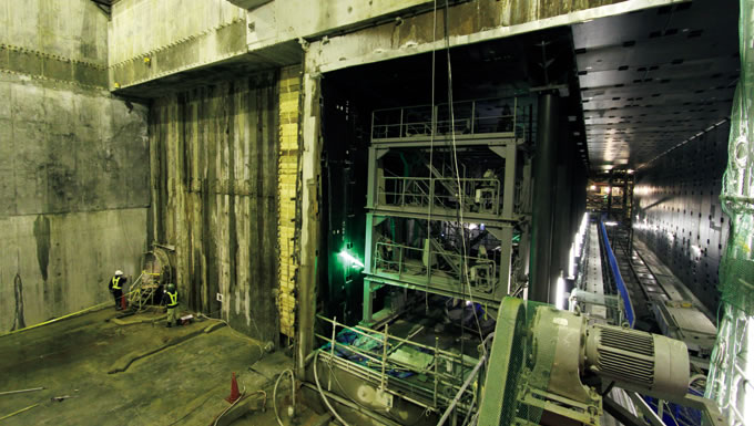写真：発進立坑からみた推進トンネル。右側のトンネルが1期施工で2007年に完成したもの。左側の壁面をR&C工法で, 2期施工としてこれから施工していく