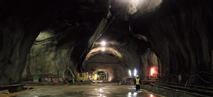 図版：大空間から小断面アームトンネルの写真。断面の大きさが異なるのがわかる